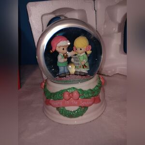 2005 Precious Moments Caroling Couple Waterglobe Pre-owned